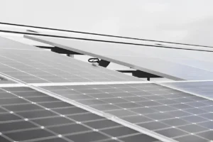 پنل خورشیدی برای تأمین انرژی فولاد سبز